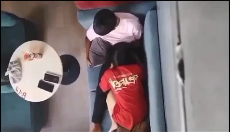 Quay lén người yêu bú mút cho em gái nơi công cộng