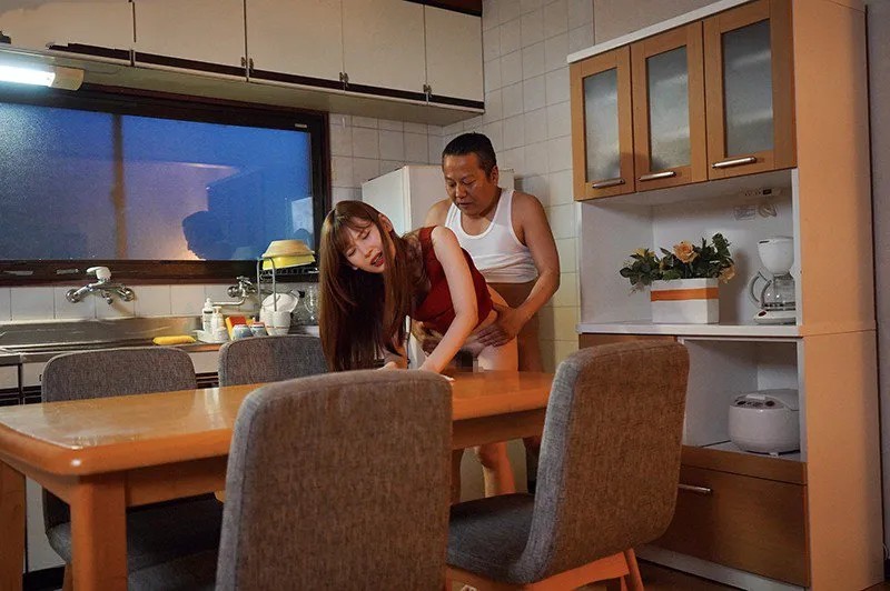 Con cưng bị người chồng mới của mẹ xoạc mỗi ngày, cho dù đã có người yêu